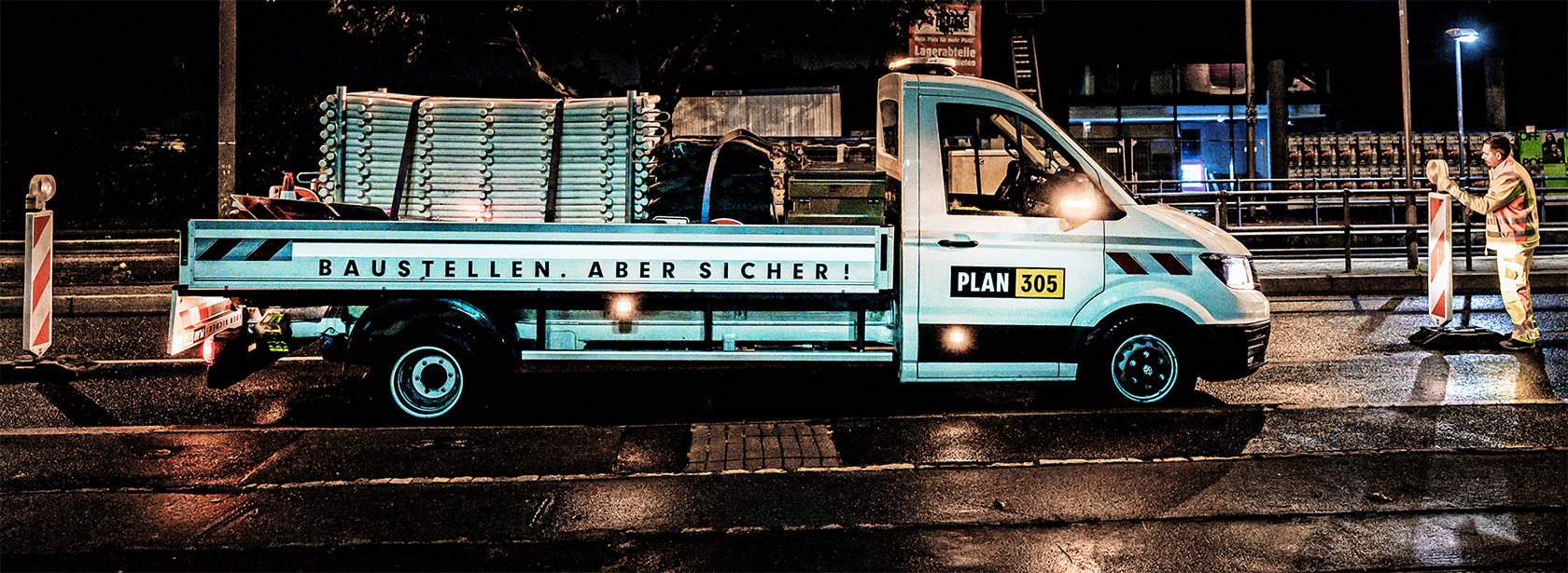 Baustellenabsicherung von Plan 305 GmbH bei Nacht